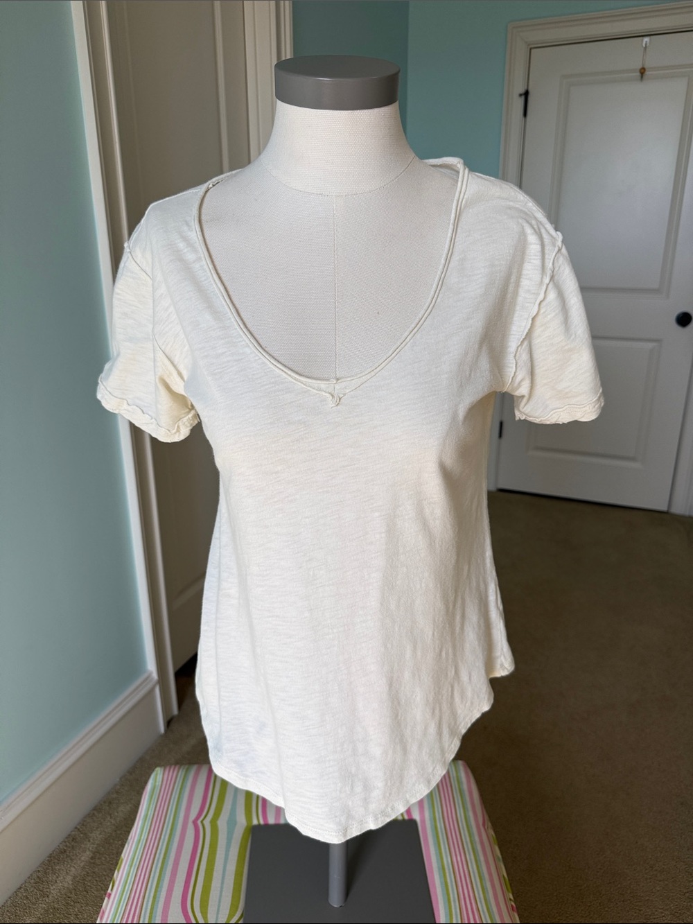 Women’s Z Supply Cream V-Neck Short Sleeve Tee Shirt  size small 💯% cotton